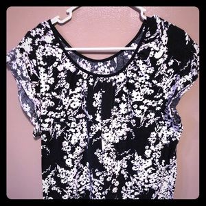Beautiful black and white top 🌷